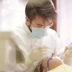 Co można zrobić u dentysty na NFZ? Sprawdź darmowe usługi stomatologiczne