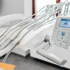 Gdzie założyć aparat na zęby? Sprawdź najlepsze kliniki w Warszawie