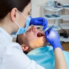 Pacjent u dentysty. Czy dentysta może wystawić L4? Tak, jeśli stan zdrowia pacjenta tego wymaga.
