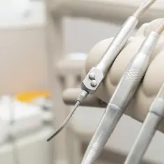 Ile kosztuje znieczulenie u dentysty na NFZ? Sprawdź, to za darmo!