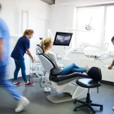 Czy ortodonta to dentysta? Odkryj kluczowe różnice i fakty