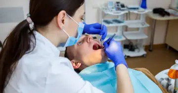 Pacjent u dentysty. Czy dentysta może wystawić L4? Tak, jeśli stan zdrowia pacjenta tego wymaga.