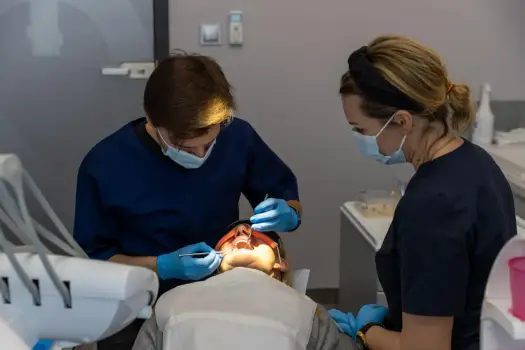 Ile trzyma znieczulenie u dentysty? Sprawdź, kiedy wraca czucie