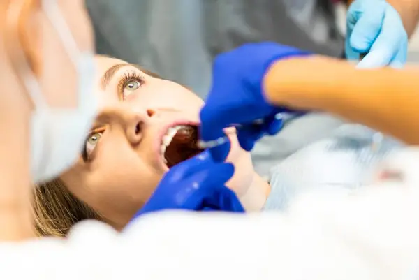 Jak wyrwać korzeń zęba bez bólu - krok po kroku do skutecznej ekstrakcji